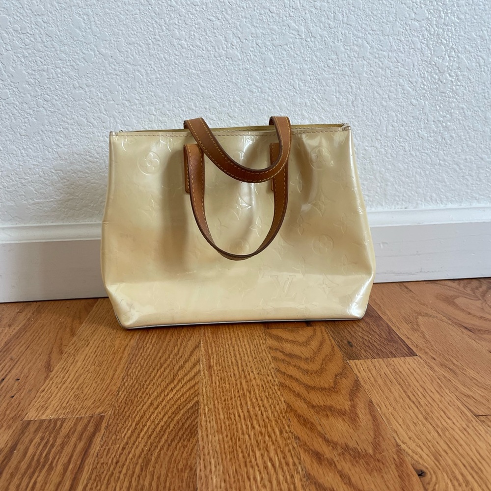 Authentic Louis Vuitton Reade PM in Perle Monogram Vernis